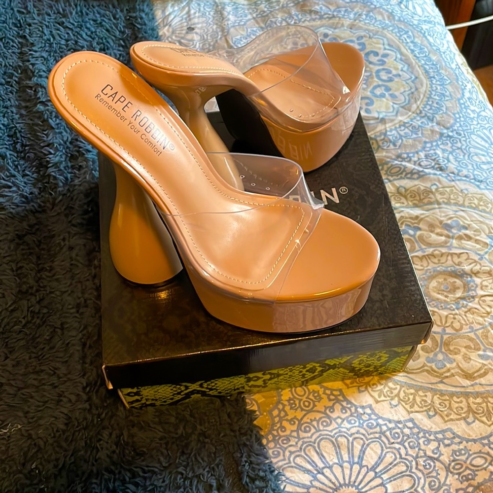 Size 8 in women bratz style shoe very comfortable add like 3 inches to ya height